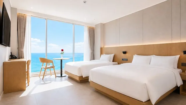 غرفة عائلية بسريرين منفصلين وسرير كينج وسرير فردي بإطلالة على البحر، Hotel Laon 7/10