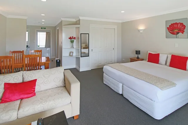 استوديو ديلوكس بسرير كينج بإطلالة على الحديقة بحوض جاكوزي، Kerikeri Park Lodge 1/4