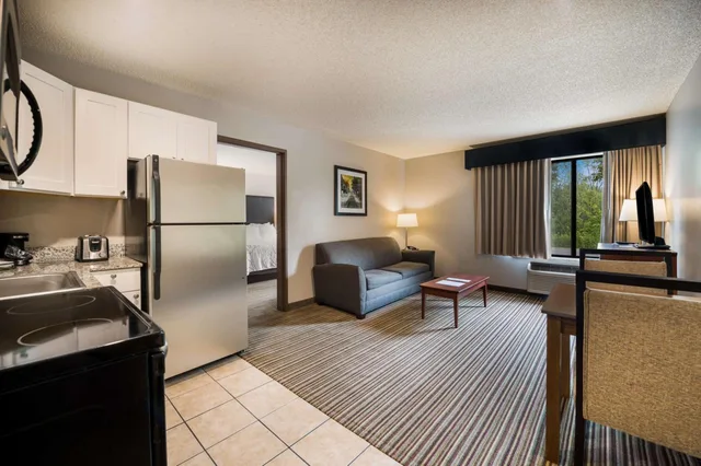 غرفة بسرير كينج مع أريكة، Best Western Park Oasis Inn 3/7