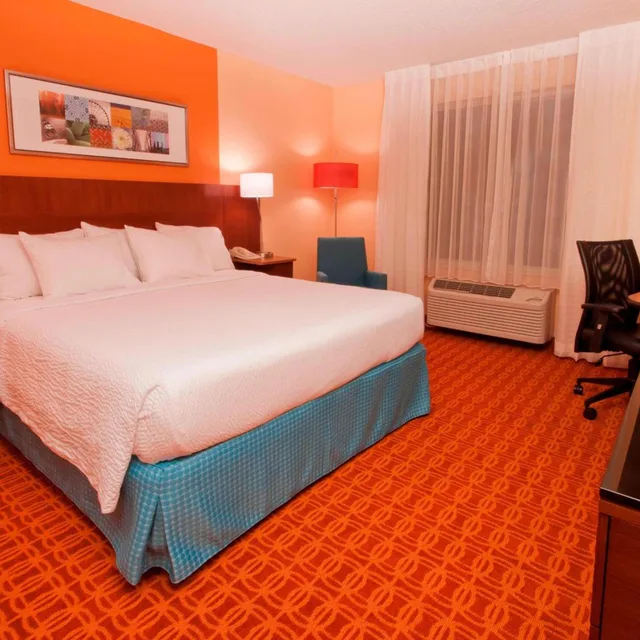 غرفة بسرير كينج بحوض استحمام لذوي الإعاقة، Fairfield Inn Suites Fort Worth Fossil Creek 1/6
