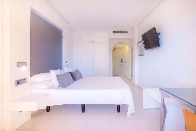 غرفة بسرير مزدوج لذوي الإعاقة، Ramada Resort by Wyndham Puerto de Mazarron 1/3