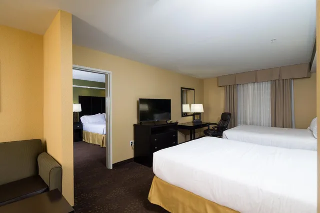 جناح بسرير كينج وسريرين كوين وسريرين كوين مع أريكة، Holiday Inn Express Hotel And Suites Detroit North Troy 1/2