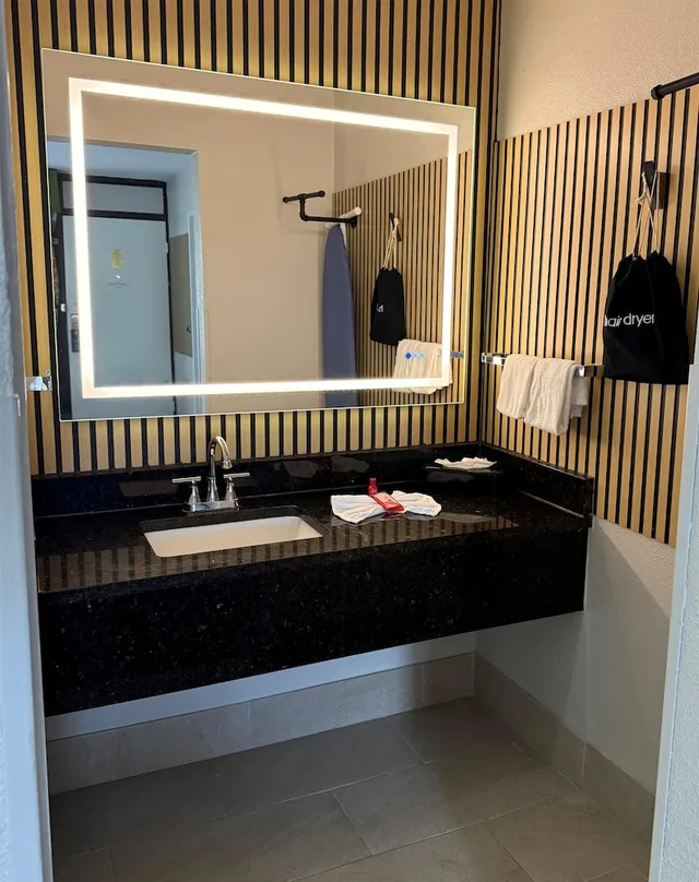 جناح بسرير كينج مع أريكة بحوض جاكوزي، SureStay by Best Western Irving Grapevine DFW North 4/4