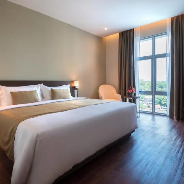 Deluxe Twin City View, Riverside Majestic - Astana Wing 1/8