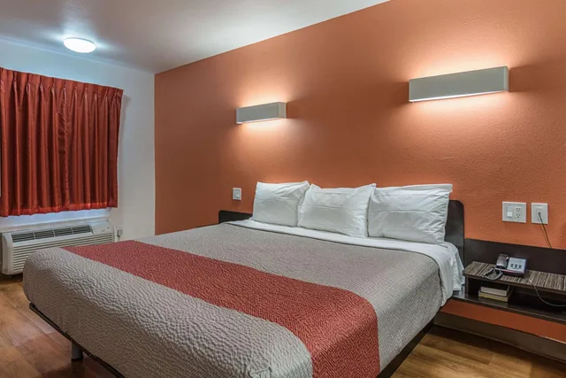 1 King Bed Smoking, Motel6 Texarkana, AR 2/8