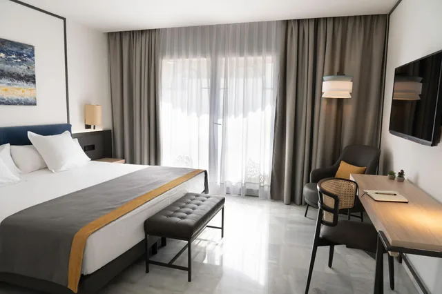 غرفة ديلوكس بإطلالة جزئية على البحر، Urh Sitges Playa Hotel 4/10
