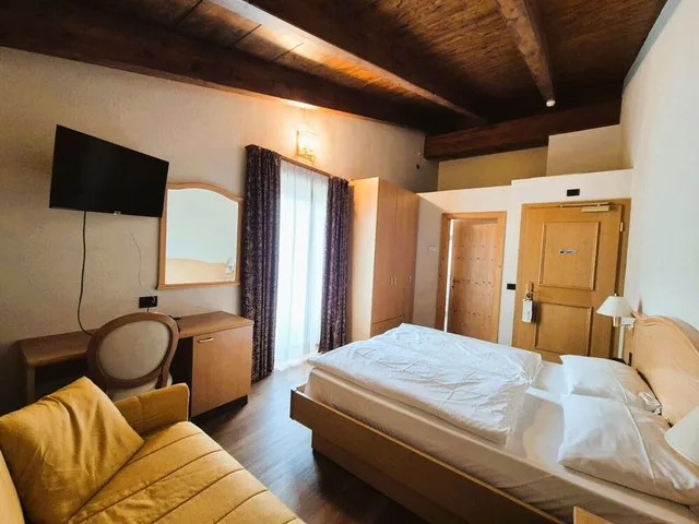 Room, Queen Bed, Sofa, Angelica Hotel 1/4