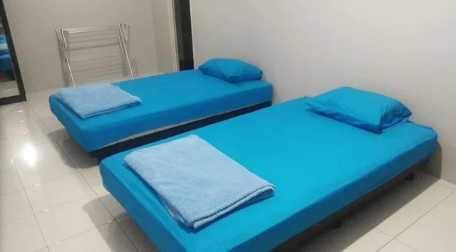 غرفة قياسية بسريرين منفصلين للمدخنين، Nabila Syar i Guesthouse by ZUZU 2/3
