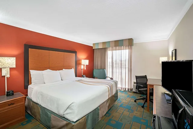 غرفة بسرير كينج لذوي الإعاقة، La Quinta Inn & Suites by Wyndham Kingsport Tri-Cities 1/6