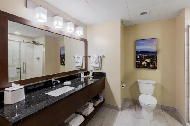 غرفة بسرير كينج وسرير كوين، Best Western Plus St. John s Airport Hotel and Suites 10/10