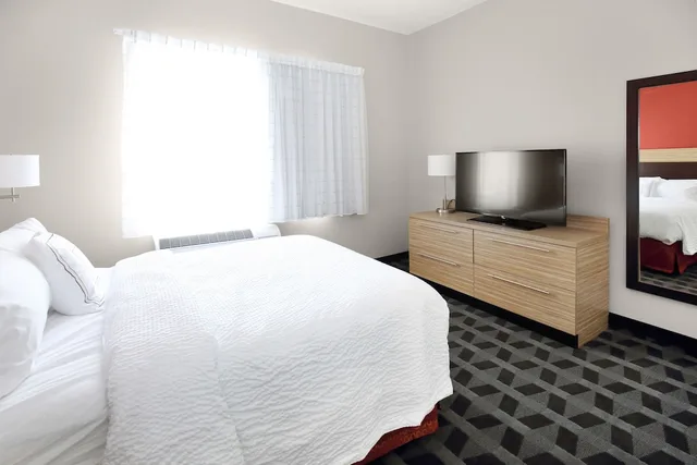 جناح بسرير كوين بغرفة نوم واحدة مع أريكة لذوي الإعاقة، TOWNEPLACE SUITES GROVE CITY MERCER/OUTLETS 1/5