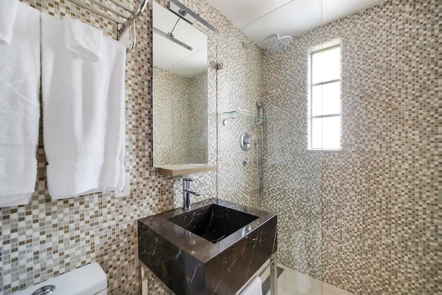 غرفة قياسية بسرير كينج بحمام خاص، The L Hotel 6/8