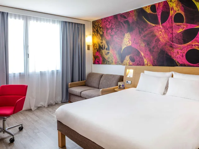 Suite, King Bed, Sofa, Novotel Barcelona Cornella Hotel 2/4
