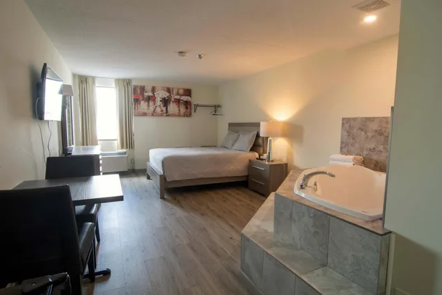 غرفة بسرير كوين بجاكوزي، Diplomat Inn 6/10