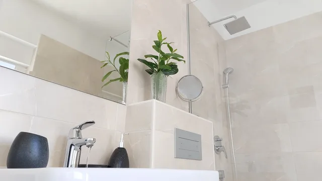 غرفة بريميوم بسرير كوين بشرفة بإطلالة جزئية على البحر، Refresh Boutique Apartments 10/10