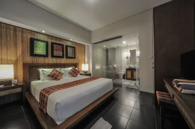 غرفة بسرير مزدوج وسريرين منفصلين بغرفتي نوم بمسبح خاص، Gaing Mas Jimbaran Villas By Gaing Mas Group 1/10
