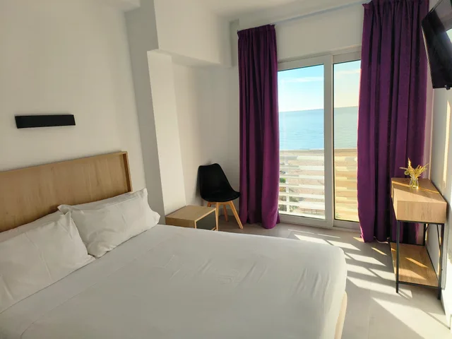 غرفة بسرير مزدوج بإطلالة على البحر، Hotel Mediterraneo 8/10