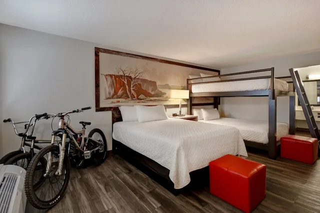 غرفة بسرير كوين وسرير بطابقين وسرير كوين، Expedition Lodge 1/3