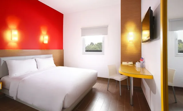 Smart, Hollywood, King Bed, Amaris La Codefin Kemang 3/10