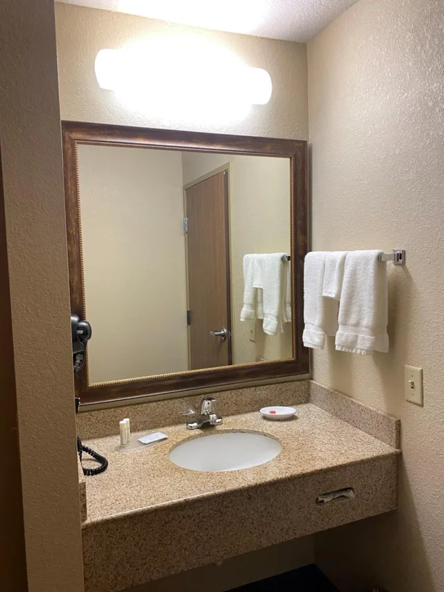 جناح ديلوكس بسرير كوين، AmericInn by Wyndham Anamosa 6/9
