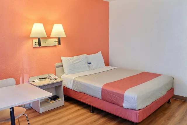 1 Full Bed - ADA/RI Shower/Micfridge، Motel6 Atascadero, CA 7/10