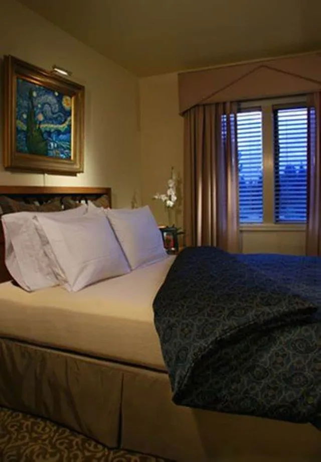 جناح بسرير كوين بغرفة نوم واحدة مع أريكة، Getaways At the Lodge At Kingsbury Crossing 1/2