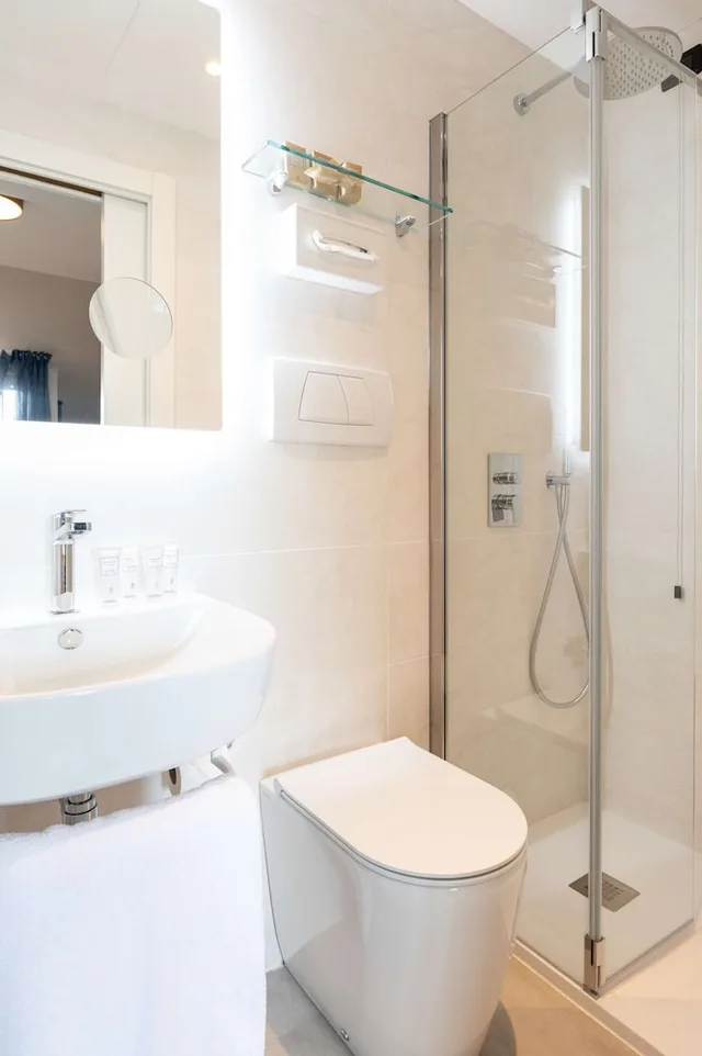 جناح بسرير كوين بإطلالة على البحر بشرفة مع أريكة بمنطقة جلوس، Best Western Regina Elena 8/10