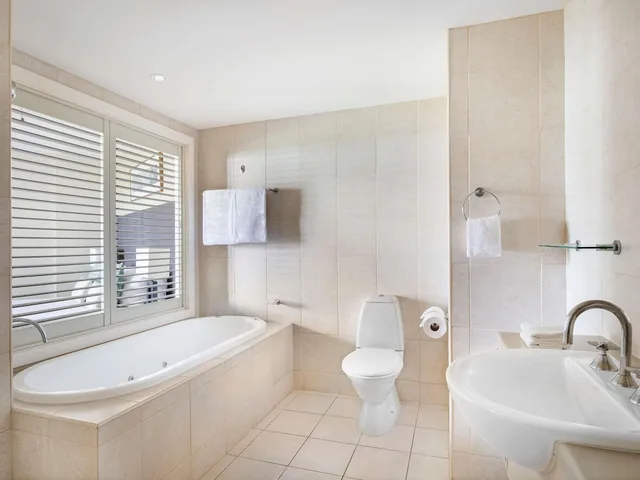 2 Bedrooms, Spa, Suite, King and Twin Beds, Pool View, Mantra on Salt Beach Kingscliff 5/6