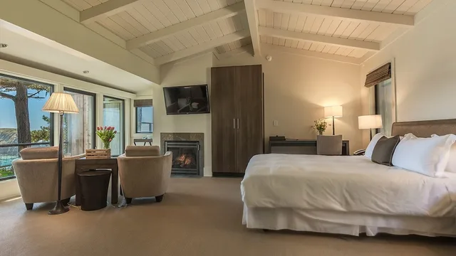 غرفة بسرير كينج بإطلالة على البحر بحوض استحمام، The Heritage House Resort 2/6