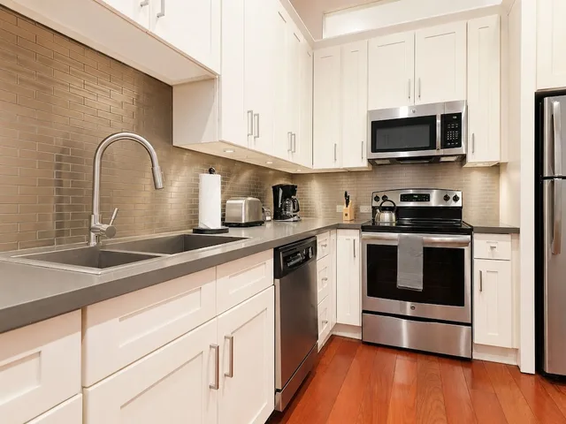 Adjoining, Apartment, 1 Queen and 2 King Beds, 3 Beds, 2 Sofa، Factors Row by Sextant 8/9