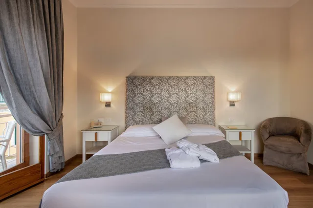 Room, Double Bed, Sea View, Balcony, Hotel Regina Sorrento 5/10