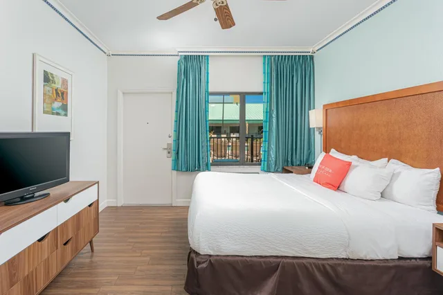 جناح بسرير كينج بإطلالة على المسبح مع أريكة، Beachside Hotel and Suites 1/5