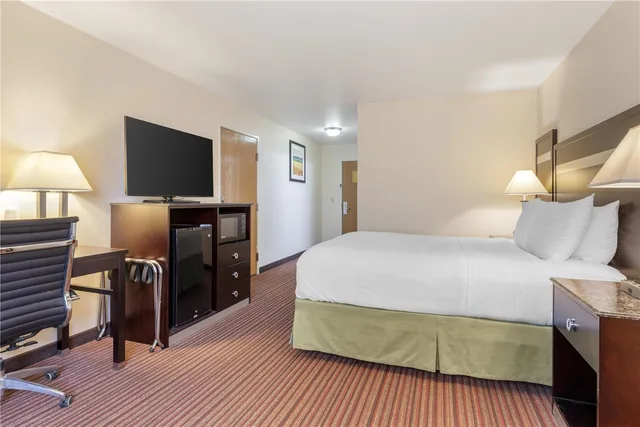غرفة بسرير كوين بحوض استحمام لذوي الإعاقة، Best Western Parsons Inn 1/4