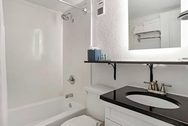 Room, 2 Queen Beds, Street View, Kitchenette، Best Western On The Beach 3/3