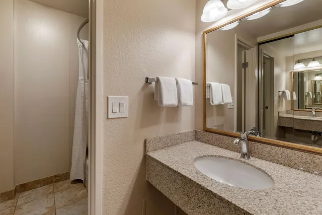 Standard, King Bed, Balcony, Best Western Plus Royal Oak Hotel 5/7