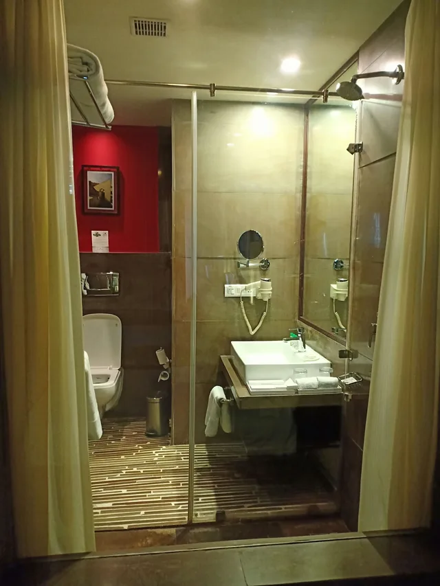 غرفة بسريرين منفصلين للمدخنين، Ramada by Wyndham Ajmer 7/9