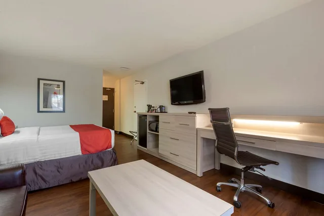 Room, Queen Bed, Sofa, Pet Friendly, Main Floor، Village Park Inn Calgary 2/2
