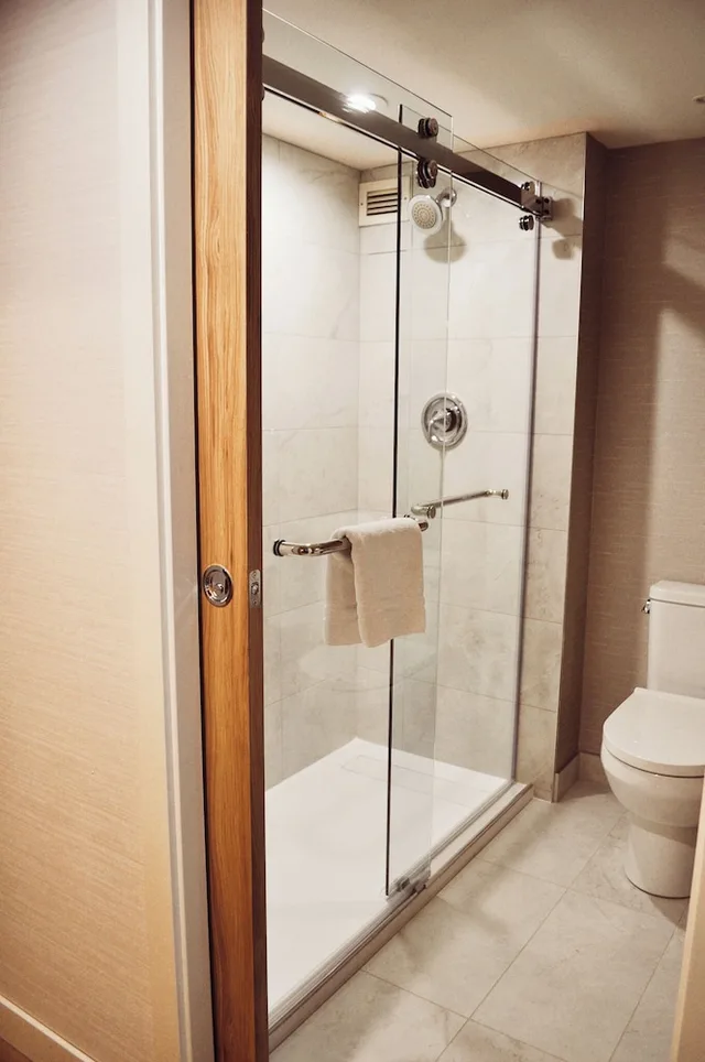 Renovated, King Bed, Harbour View، Pinnacle Vancouver Harbourfront (Ex Renaissance) 4/4