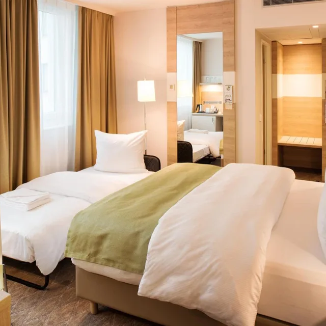 غرفة قياسية بسرير كينج وسرير كوين، Holiday Inn Frankfurt Airport 5/10