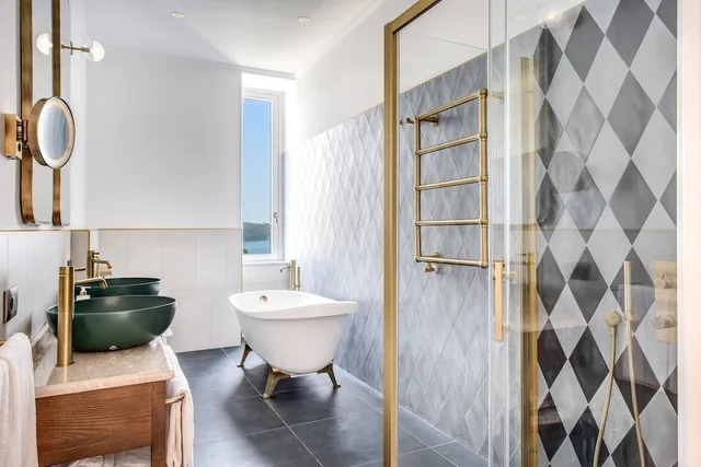 غرفة جونيور بسرير كينج بإطلالة جزئية على البحر مع أريكة، Hotel Mediterraneo Sorrento 4/4