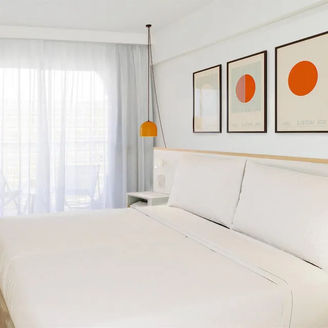 غرفة بسريرين منفصلين بإطلالة على المسبح، Sol House Mallorca - Adults Only 3/6
