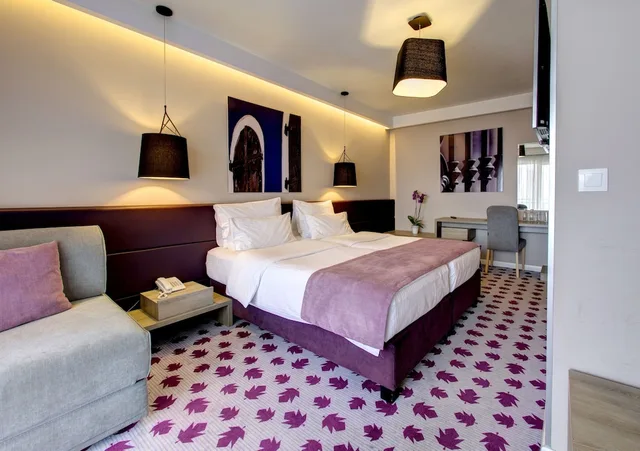 غرفة ثلاثية بسرير كوين وسرير فردي بإطلالة على المدينة بشرفة، Eden Hotel and Spa 3/9