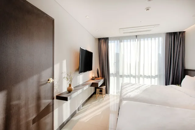 Connecting, Wellness, Suite, 1 Queen and 1 Single Bed، Union Hotel Seoul, Tapestry Collection by Hilton 2/4