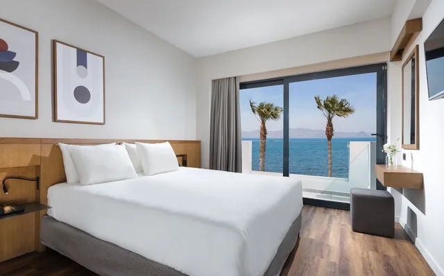 جناح بسرير كينج بإطلالة على البحر مع أريكة، Kos Divine hotel & Suites 1/5