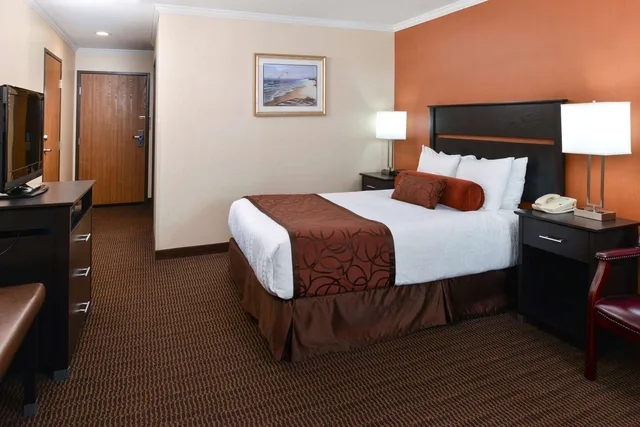غرفة بسرير كوين بحوض استحمام لذوي الإعاقة، Best Western Plus Landmark Inn 1/5