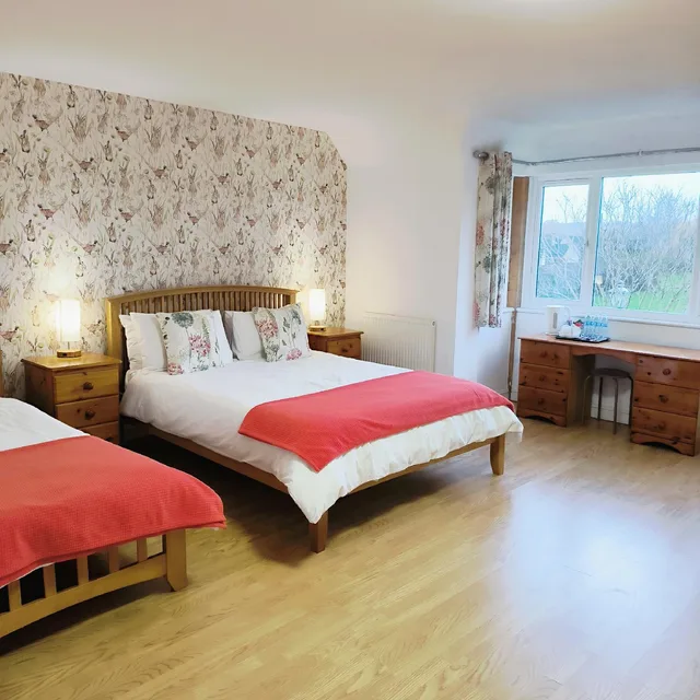 غرفة ديلوكس عائلية بإطلالة على الحديقة بحوض استحمام، Meadow Rise Guest House 1/1