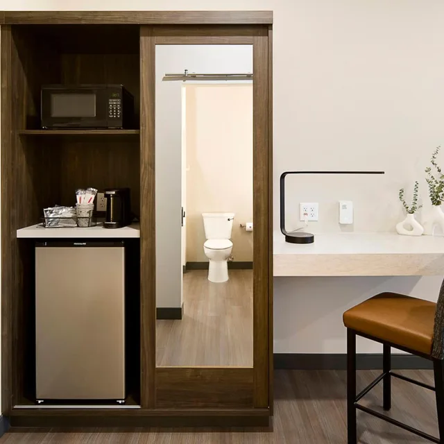 Junior Suite, Balcony, Clubhouse Hotel Suites Sioux Falls 3/3