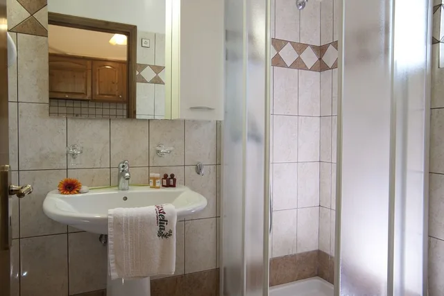 شقة بسرير مزدوج وسرير فردي بغرفة نوم واحدة مع أريكة، Villa Elia 2/3