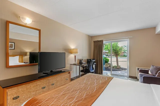غرفة كومفورت بسرير كوين مع أريكة، Comfort Inn Brantford 9/10