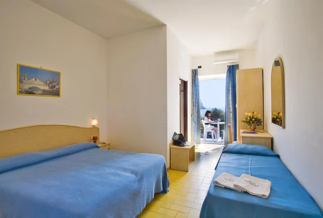 غرفة قياسية بسرير مزدوج أو سريرين منفصلين بإطلالة على البحر، Riva Del Sole 1/2